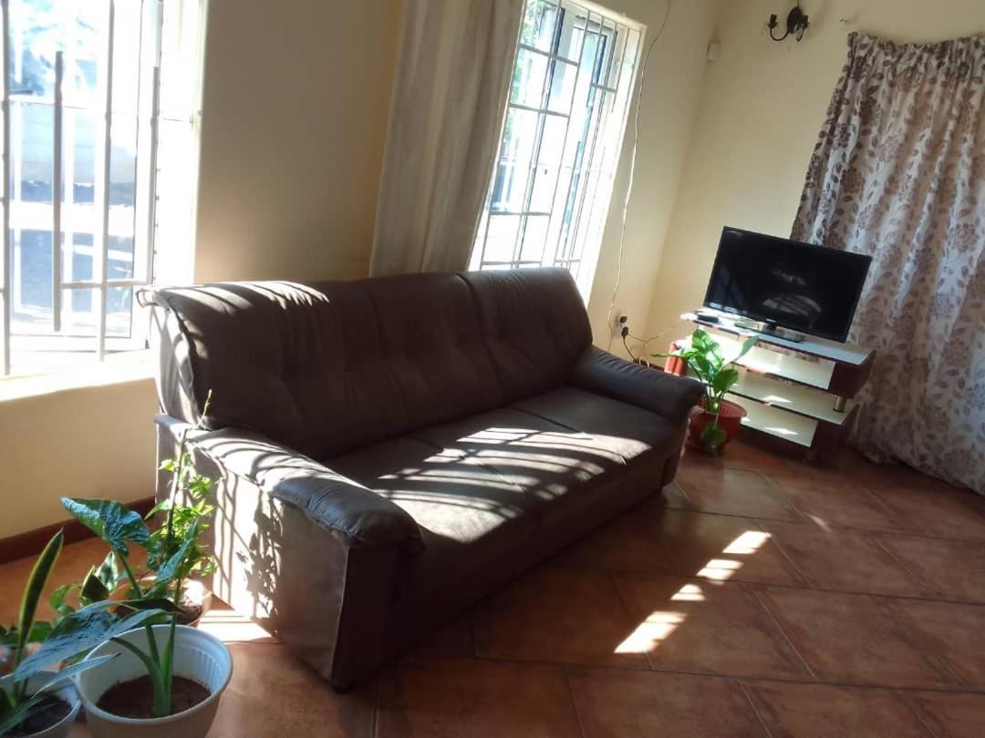 Bed and Breakfast Sugar Shack Backpackers Botswana Gaborone Esterno foto