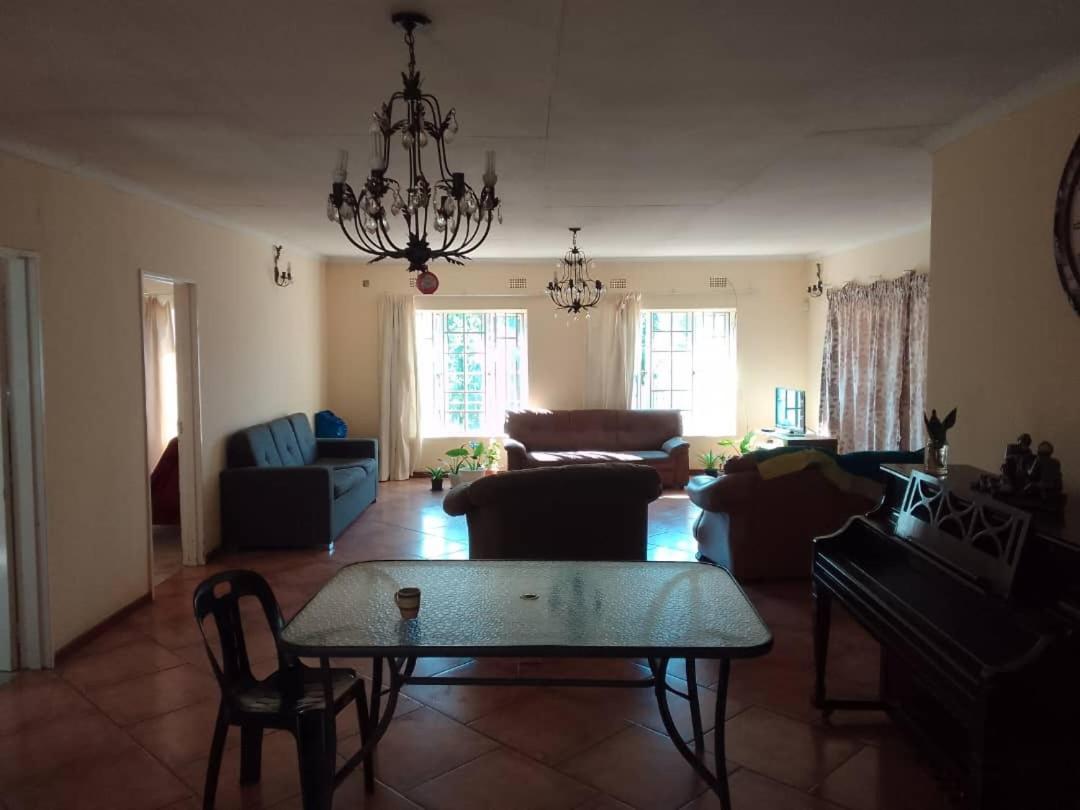 Bed and Breakfast Sugar Shack Backpackers Botswana Gaborone Esterno foto